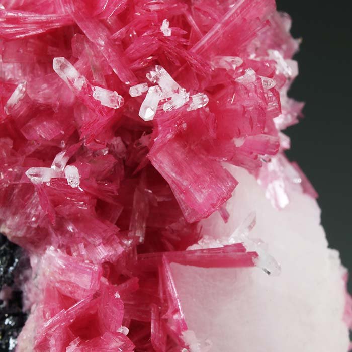 Rhodonite, Quartz, Calcite, Sphalerite
69 mm x 39 mm. Main rhodonite crystal: ~9 mm long. Mass: 84 g
(Autor: Carles Millan)