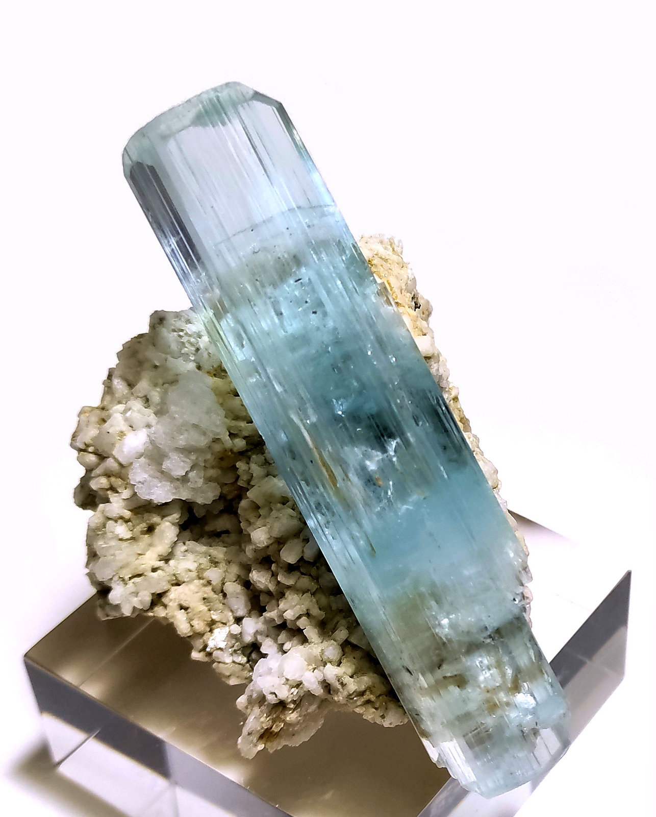 Beryl, Albite, Quartz, Schorl
74 mm x 46 mm. Beryl crystal size: 74 mm tall, 18 mm wide. Mass (weight): 94 g
(Autor: Carles Millan)
