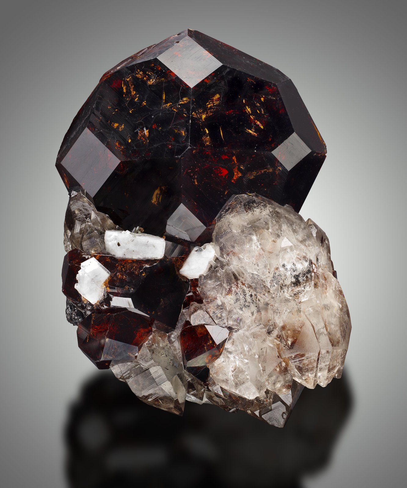 Spessartite with Quartz and Schorl
9,0	x	6,0	x	6,0	cm
(Autor: MIM Museum)