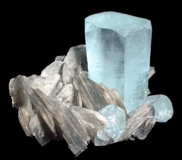 100 mm x 95 mm. Main beryl cristal: 47 mm high, 33 mm wide edge to edge. Mass (weight): 335 g
(Autor: Carles Millan)