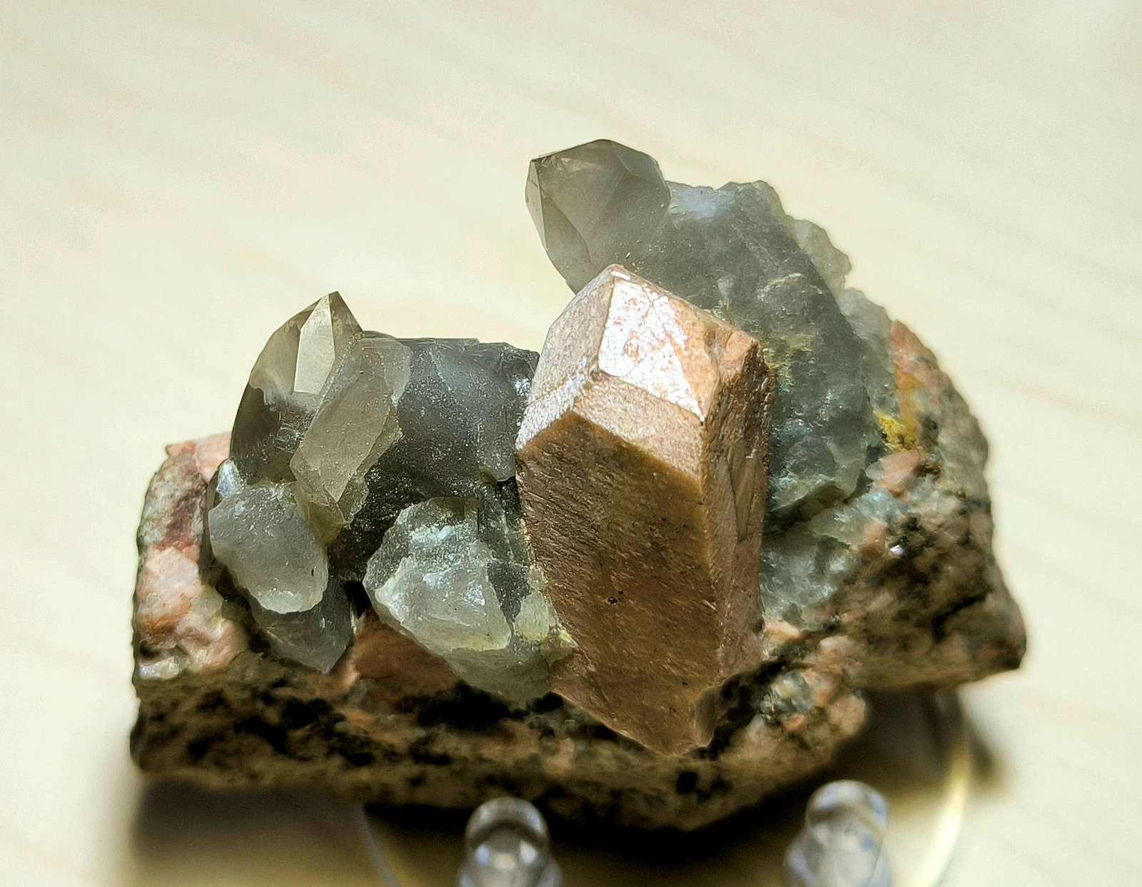 Microcline, Quartz
65 mm x 56 mm. Largest crystal: 33 mm. Mass: 93 g.
(Autor: Carles Millan)