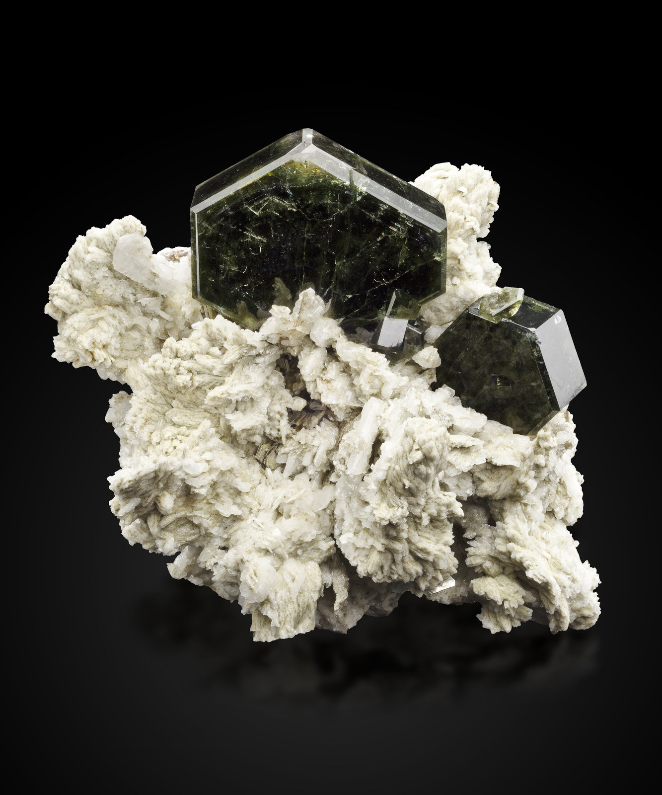 Fluorapatite (Apatite Group) on Albite
15,0	x	10,5	x	13,0	cm
(Autor: MIM Museum)