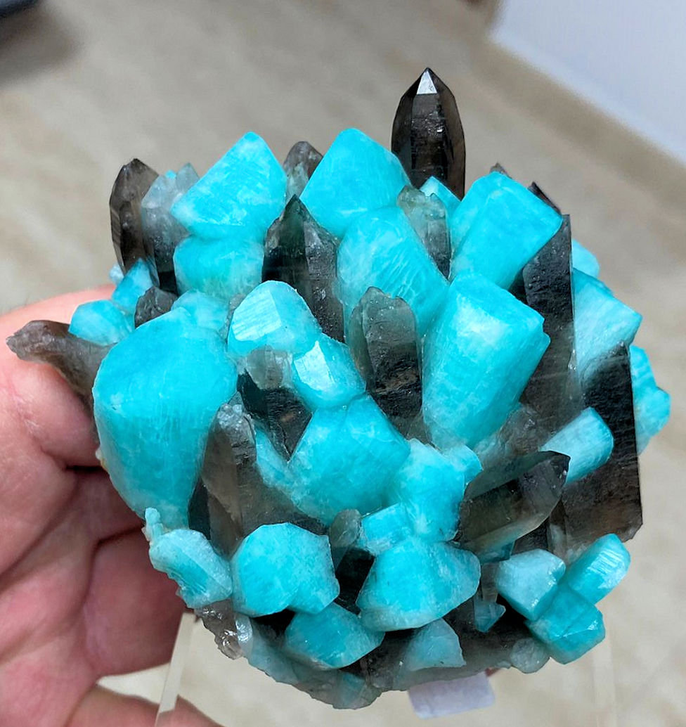 Microcline, Quartz
85 mm x 76 mm. Main microcline crystal: 22 mm. Main quartz crystal: 23 mm. Mass: 256 g.
(Autor: Carles Millan)