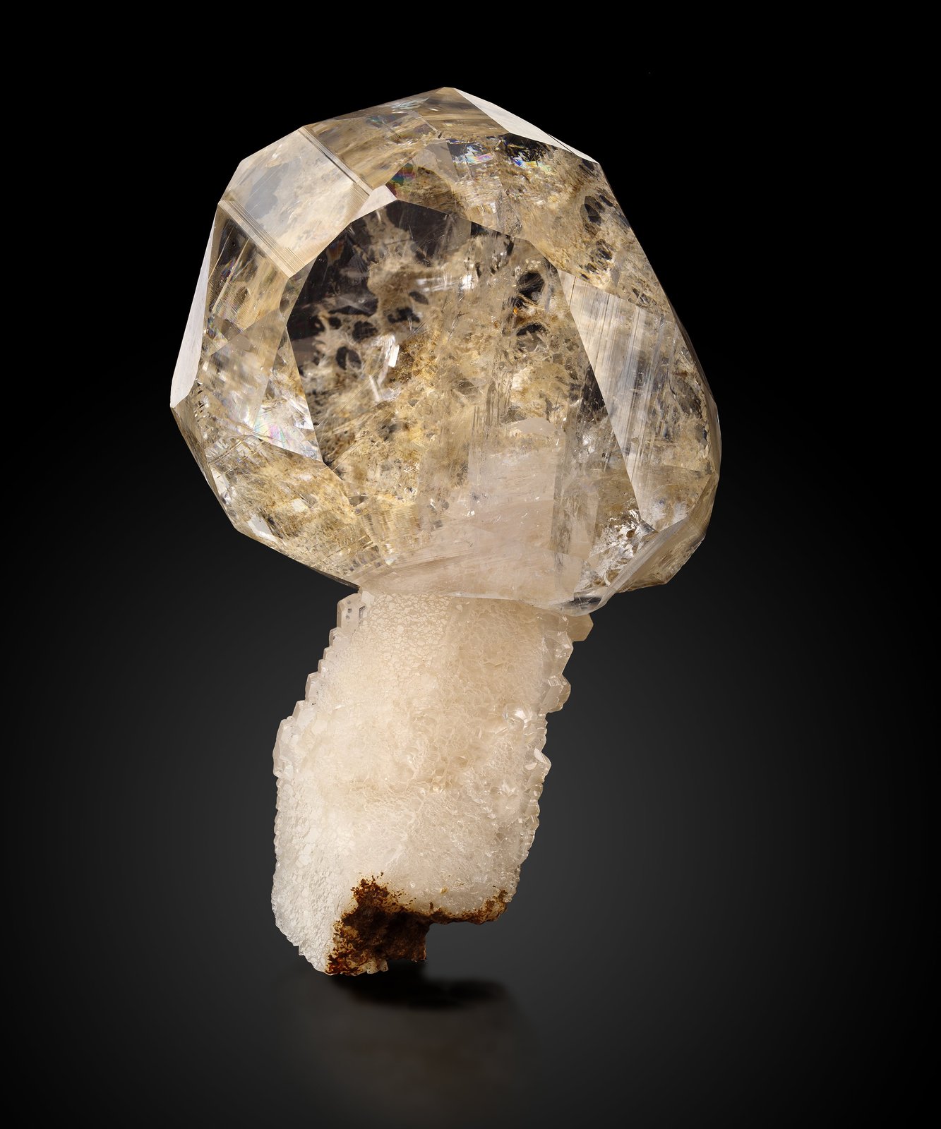 Calcite
14,0	x	9,0	x	6,0	cm
(Autor: MIM Museum)