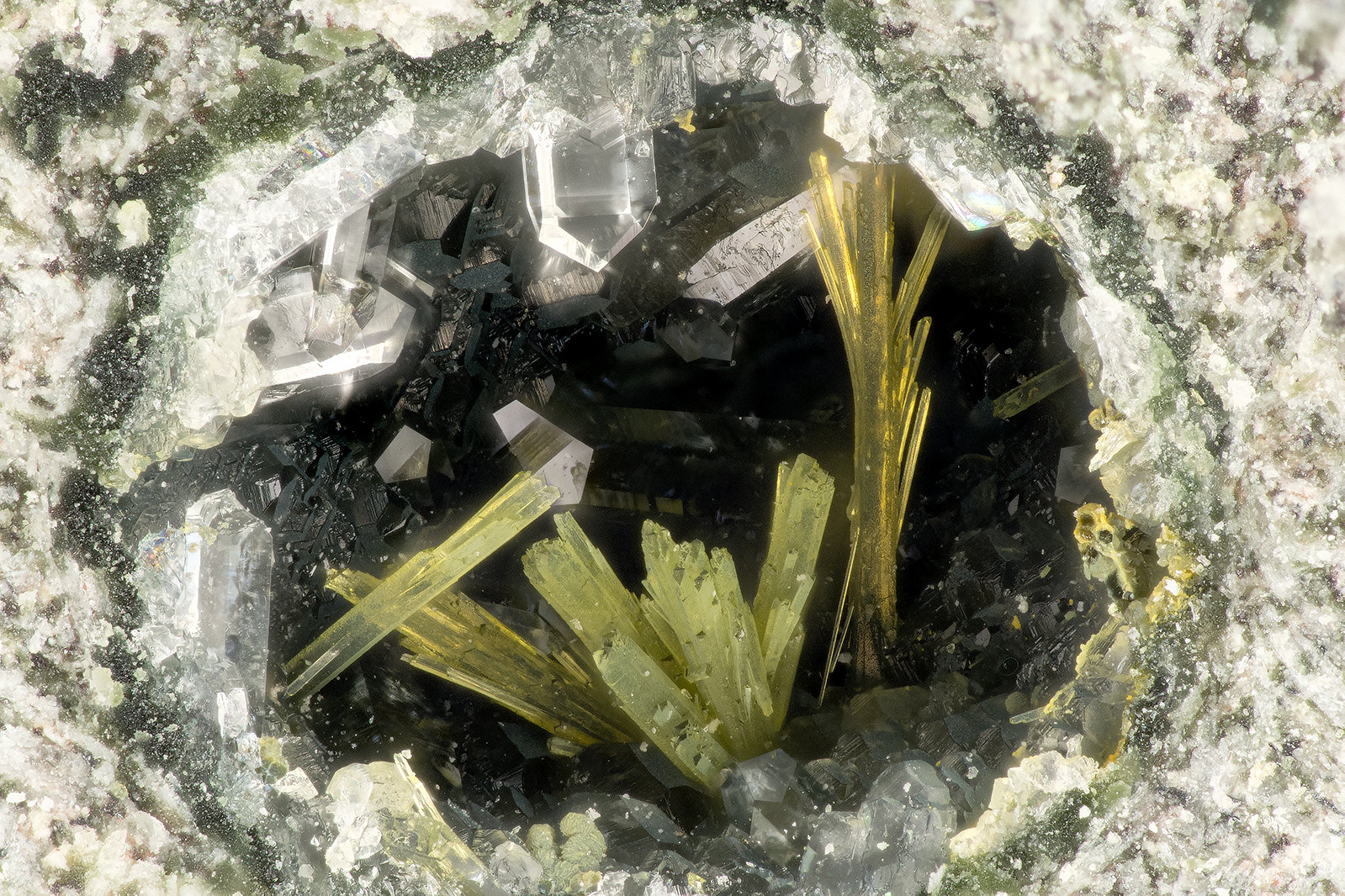 Epidote, Quartz
FOV = 2.7 mm
(Autor: Doug)