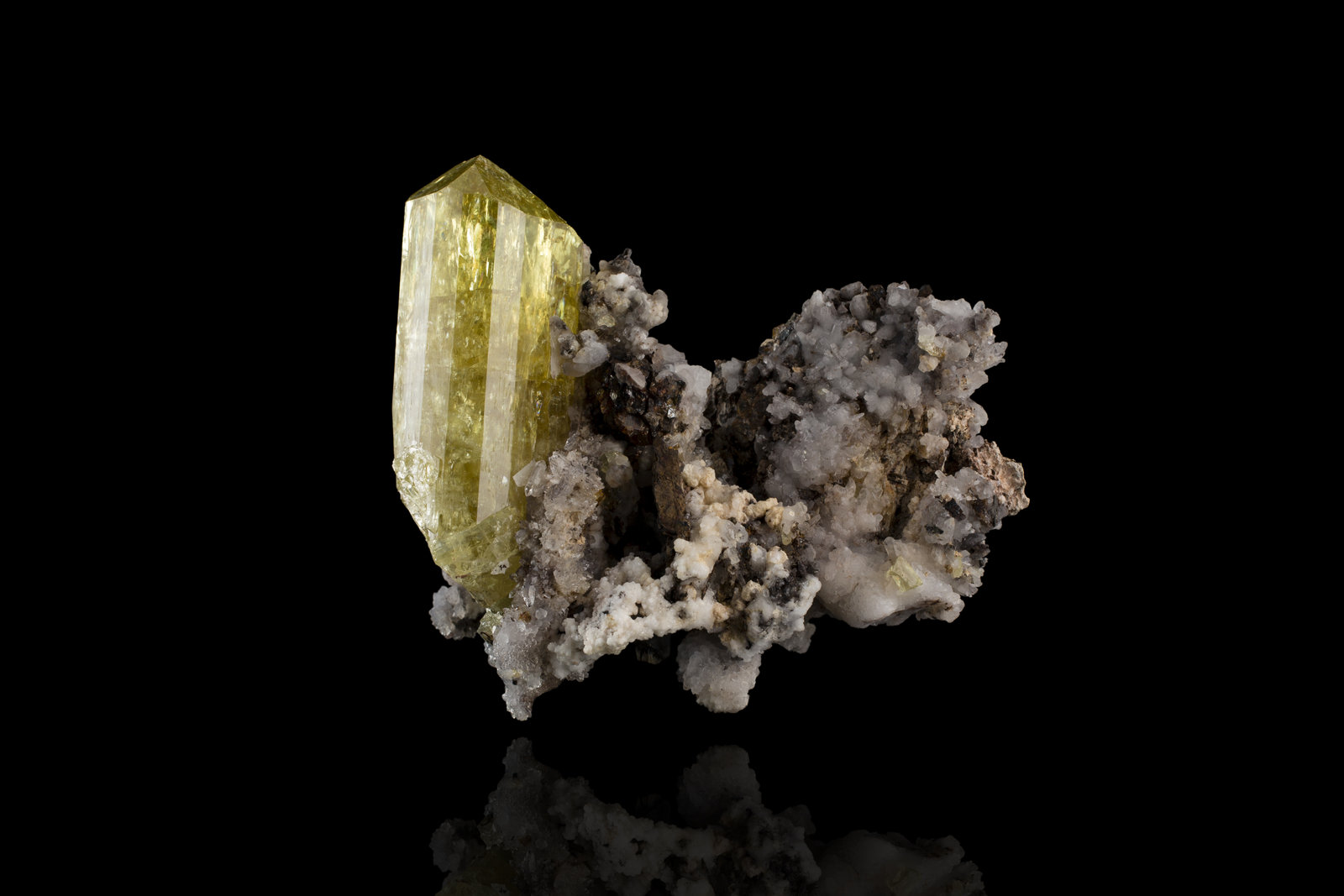 Fluorapatite (Apatite Group)
10,0	x	5,0	x	9,0	cm
(Autor: MIM Museum)