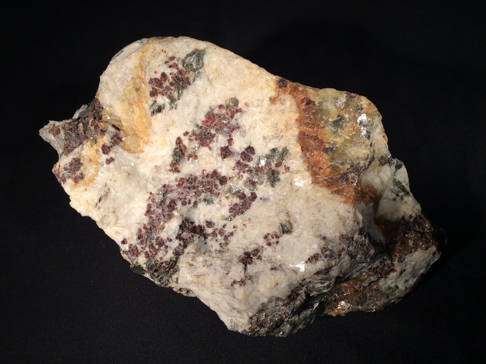 Quartz, Feldspar, Garnet, Mica, Uraninite
185 mm x 105 mm x 90 mm
(Autor: Robert Seitz)