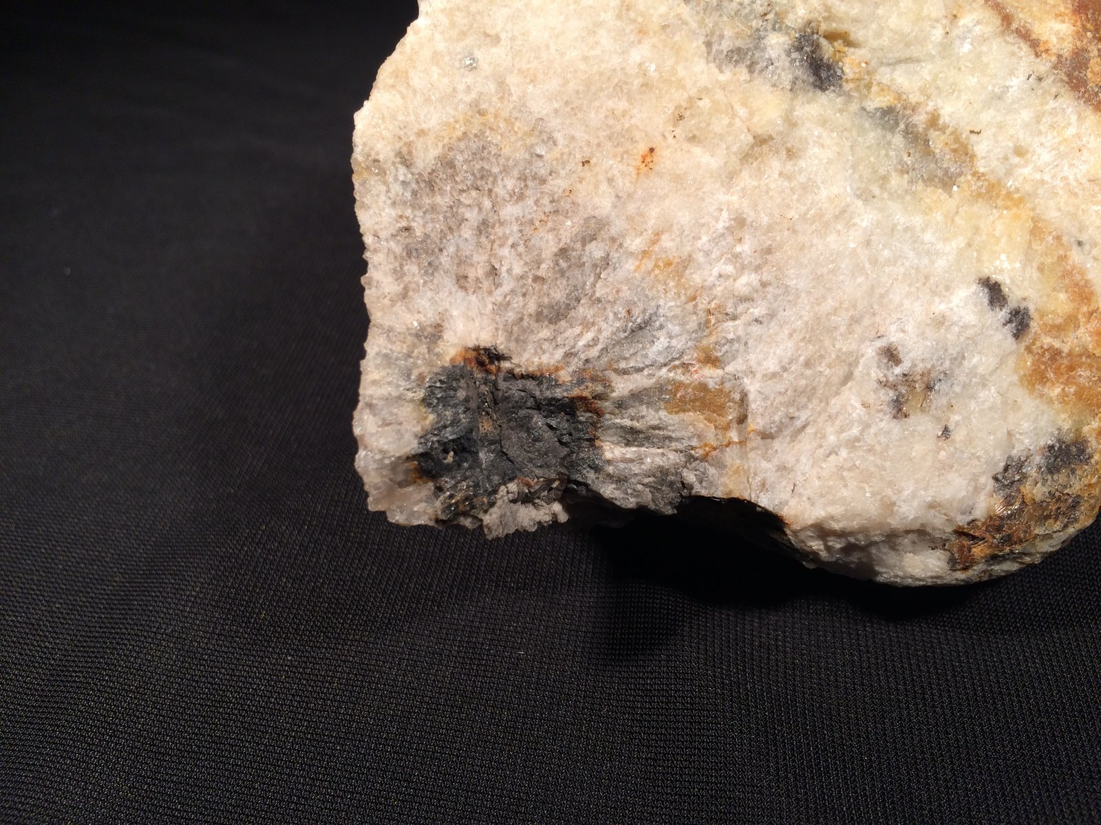 Quartz, Feldspar, Garnet, Mica, Uraninite
185 mm x 105 mm x 90 mm
(Autor: Robert Seitz)