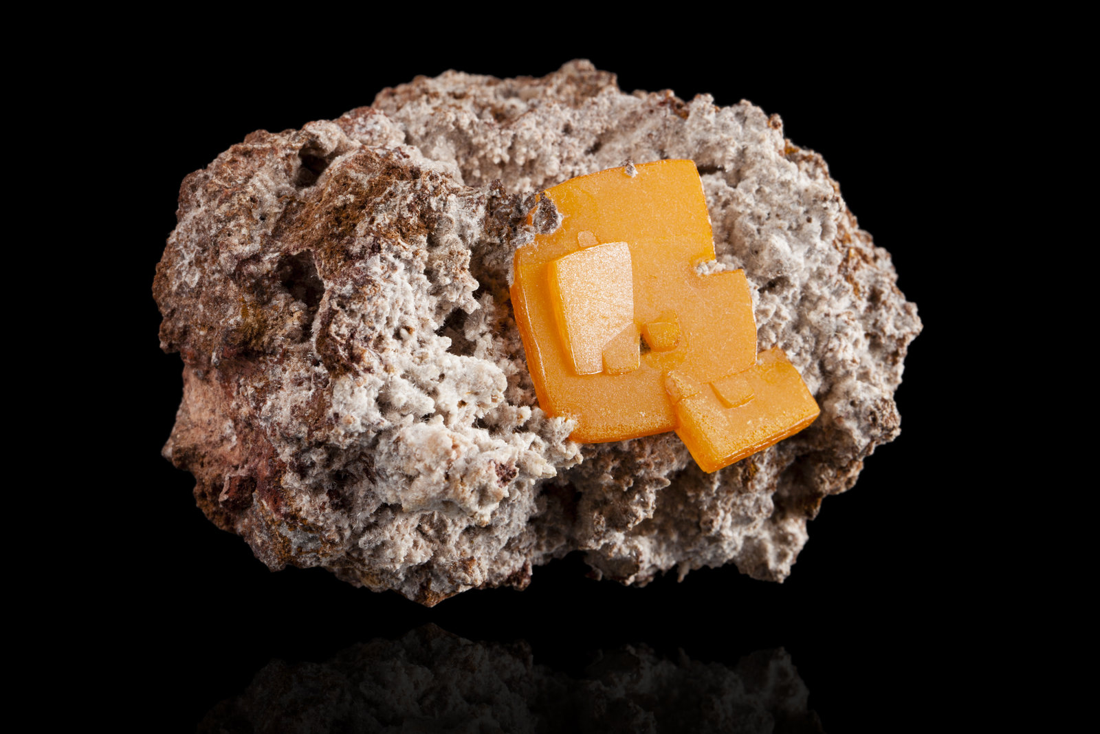 Wulfenite
8,0	x	6,0	x	5,5	cm
(Autor: MIM Museum)