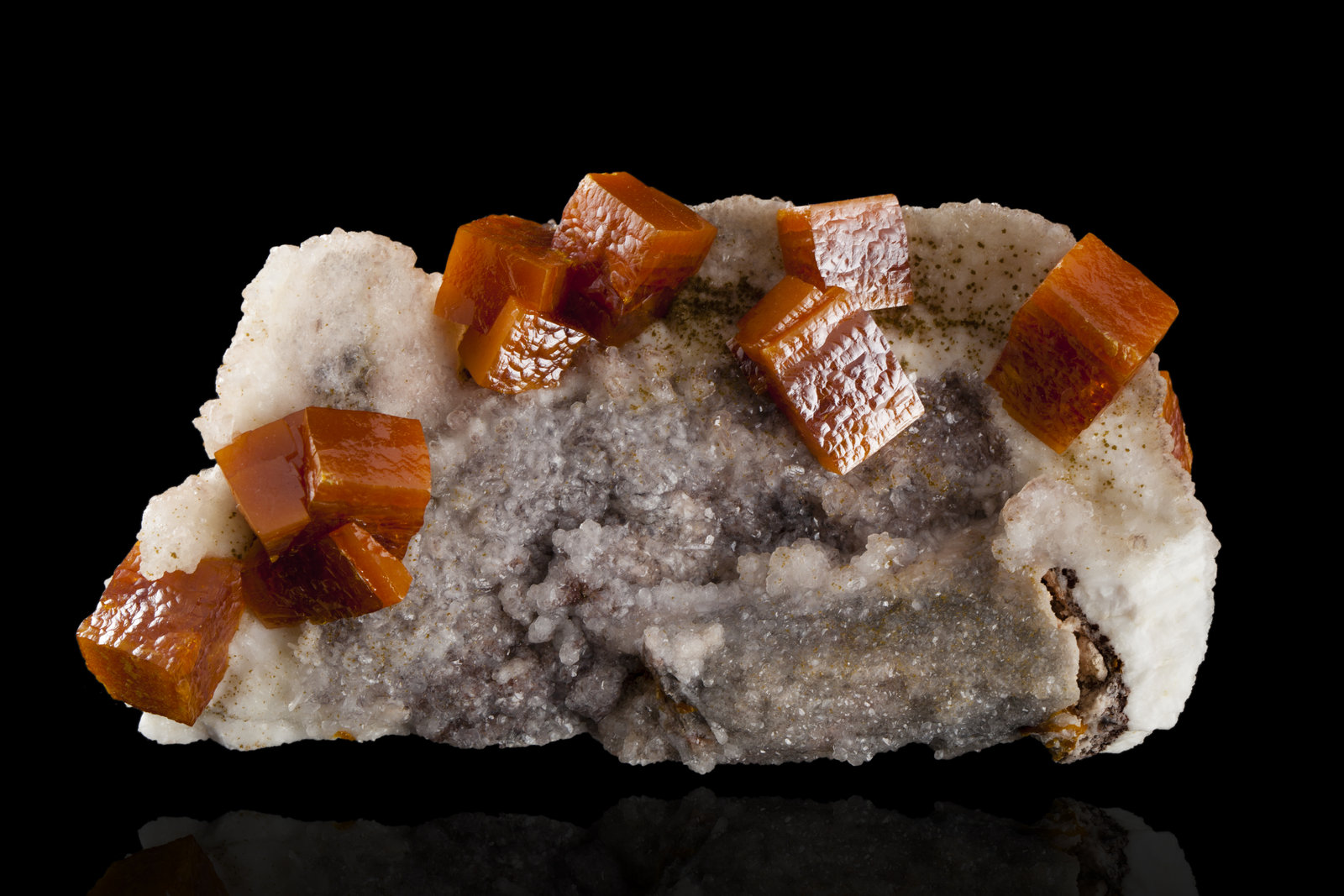 Wulfenite on Calcite
10,5	x	4,5	x	4,5	cm
(Autor: MIM Museum)