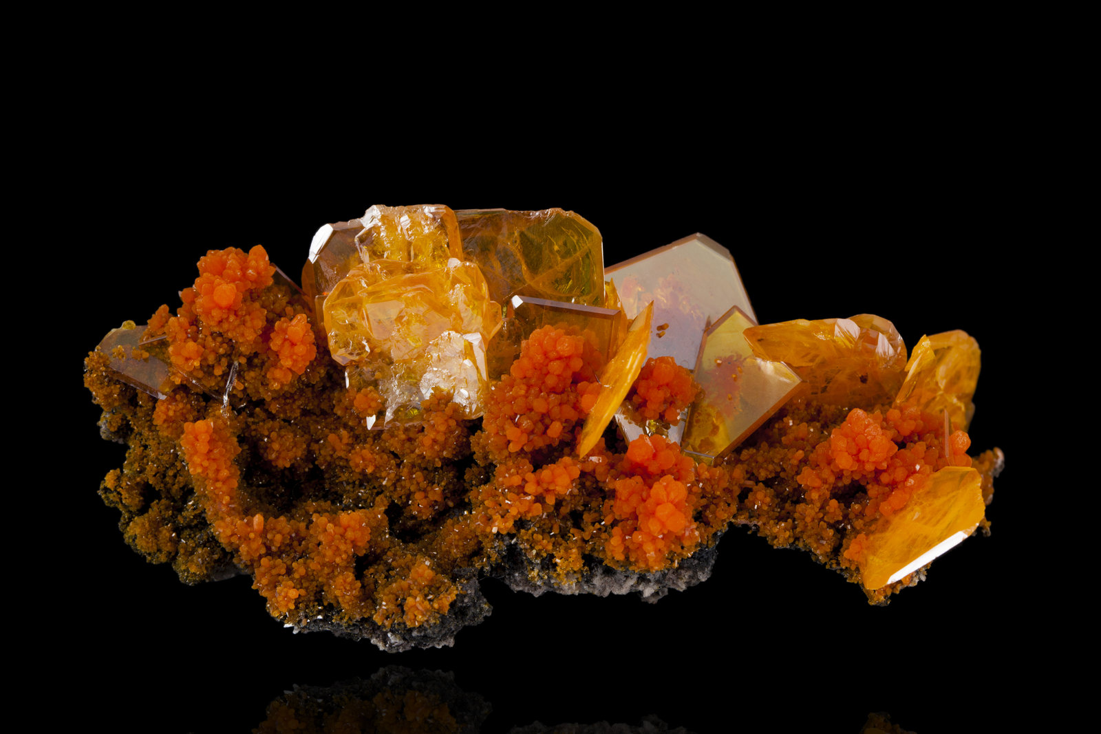Wulfenite with Mimetite
9,0	x	4,5	x	3,5	cm
(Autor: MIM Museum)