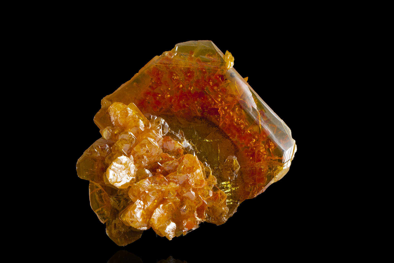 Wulfenite with Mimetite
6,0	x	5,0	x	2,0	cm
(Autor: MIM Museum)