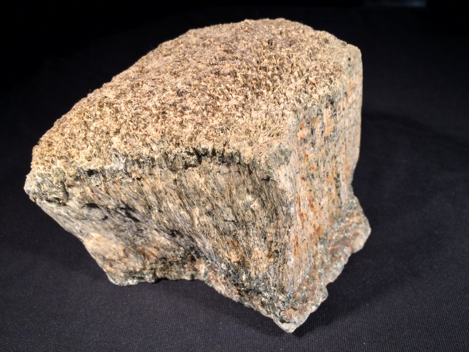 Anthophyllite
113 mm x 110 mm x 98 mm
(Autor: Robert Seitz)