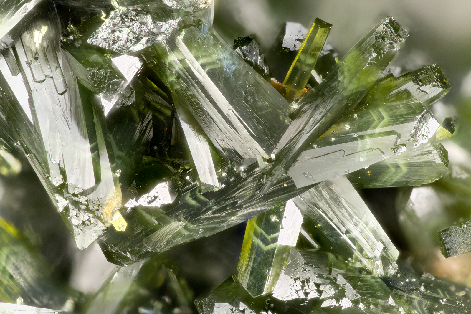 Olivenite
FOV = 3.4 mm
(Autor: Doug)
