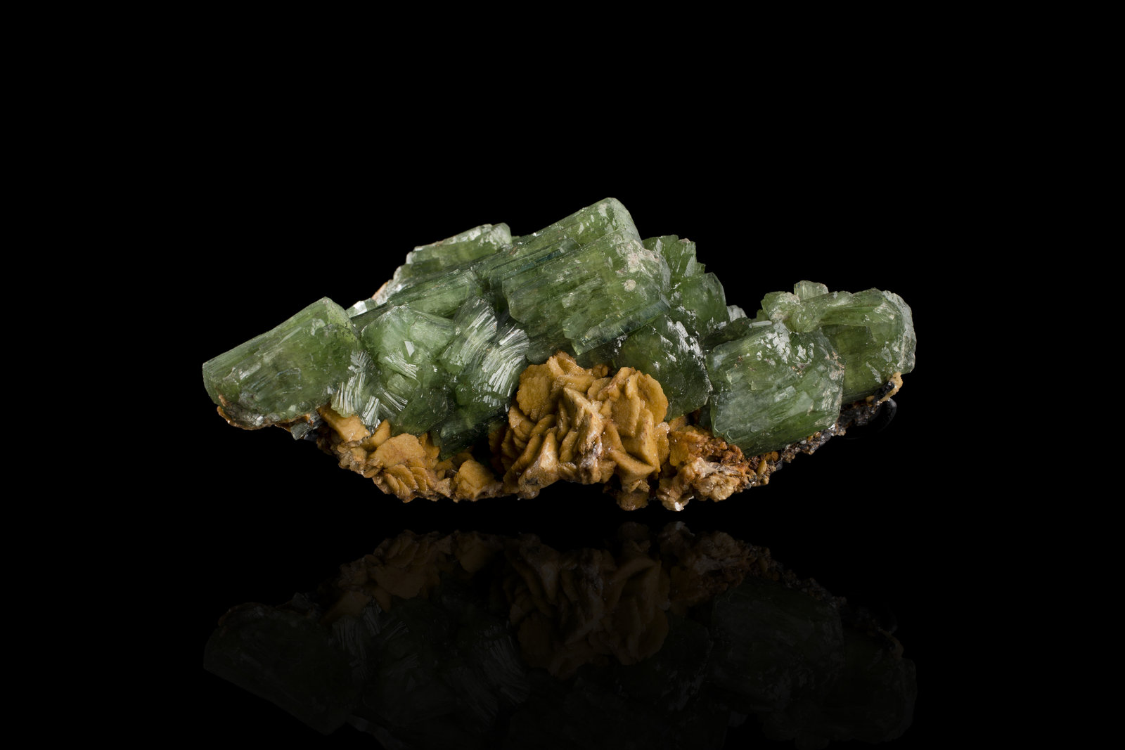 Ludlamite on Siderite
8,0	x	4,0	x	3,0	cm
(Autor: MIM Museum)