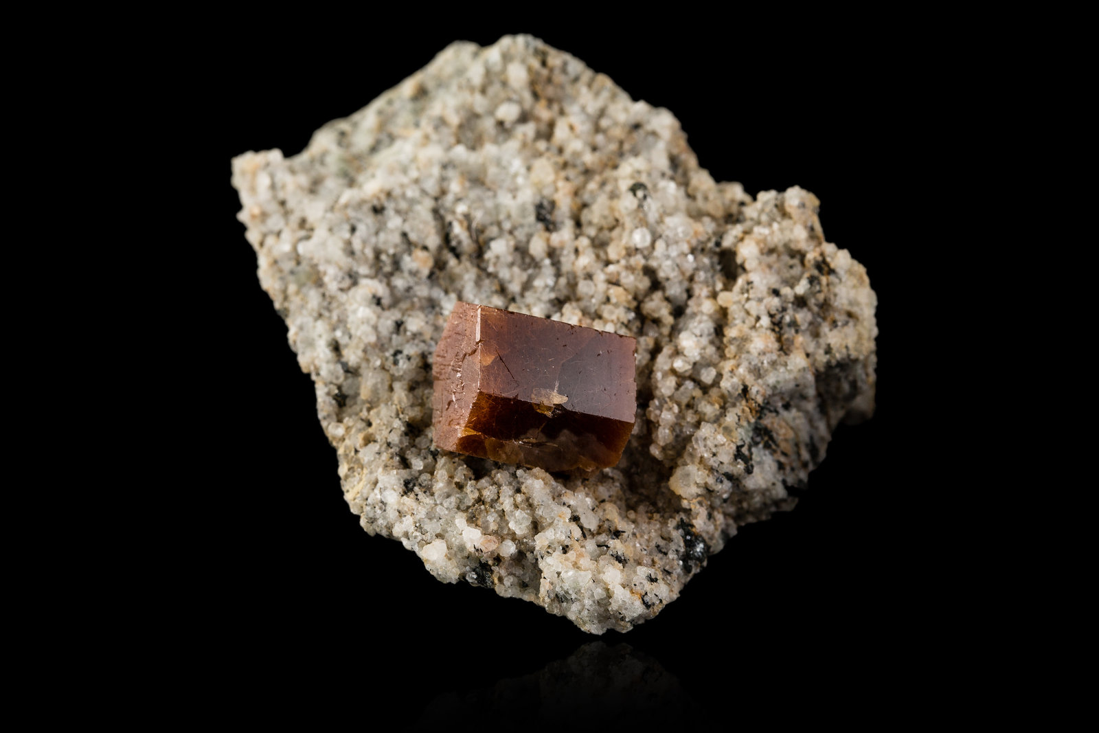 Bastnäsite-(Ce)
4,5	x	4,0	x	3,0	cm
(Autor: MIM Museum)