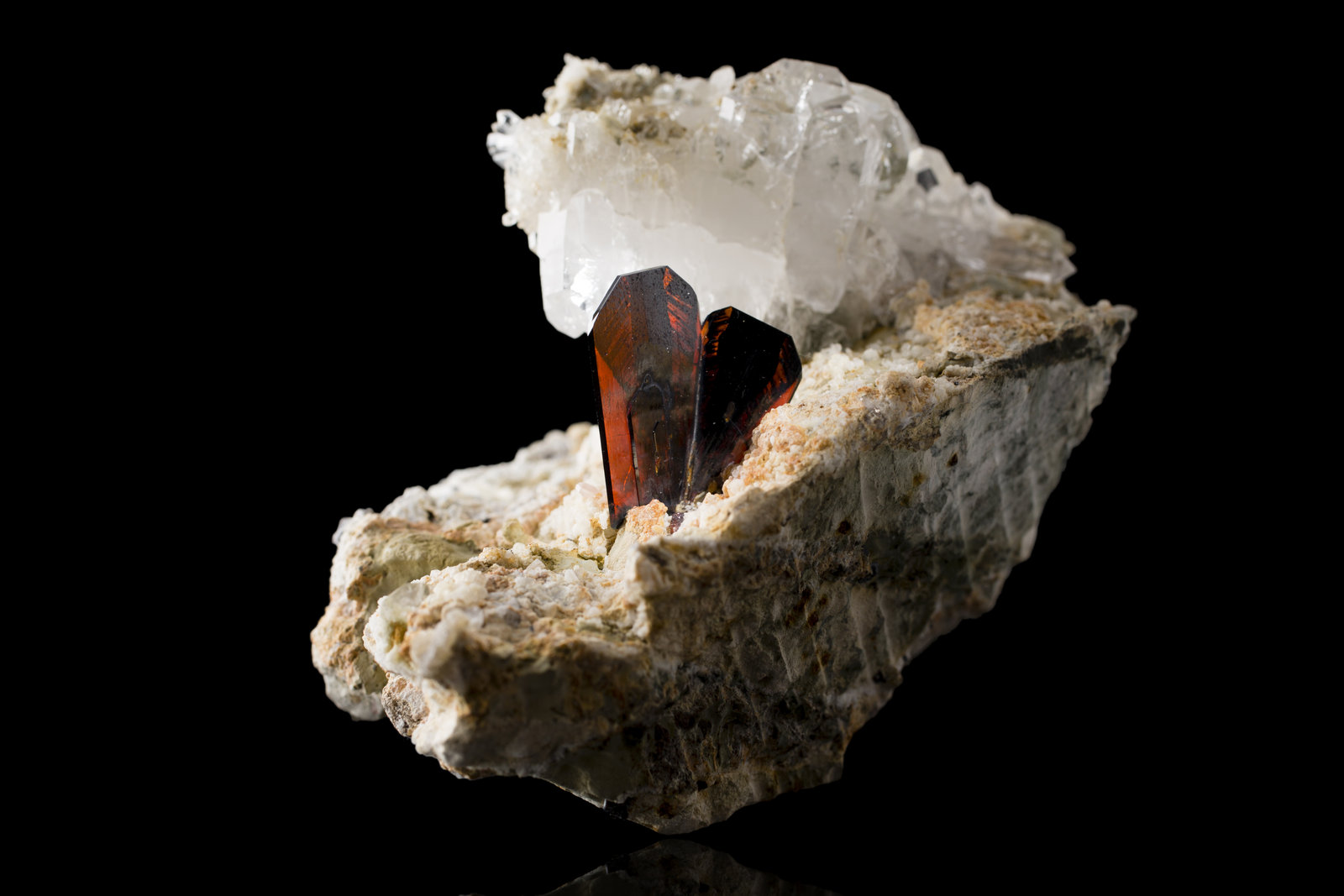 Brookite on Quartz
9,5	x	6,0	x	7,0	cm
(Autor: MIM Museum)