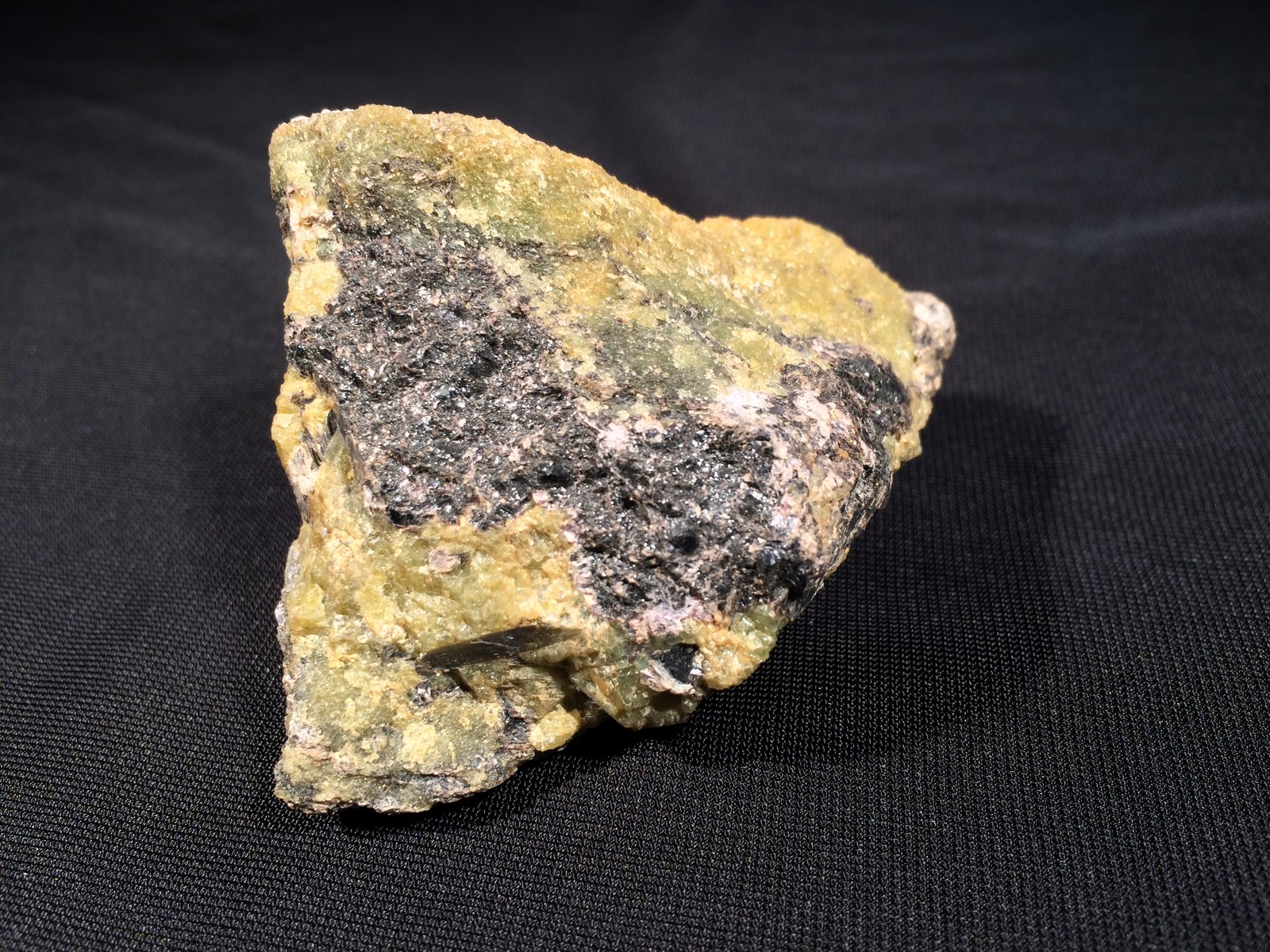 Chromite, Olivine
67 mm x 58 mm x 40 mm
(Autor: Robert Seitz)