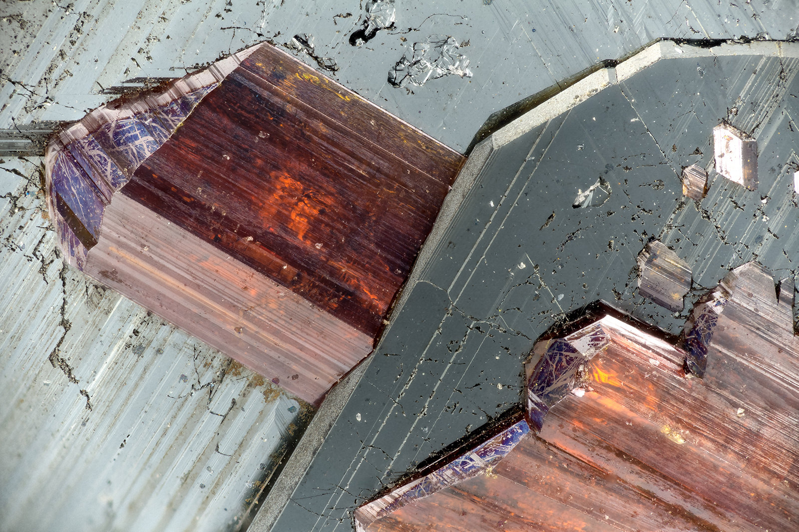 Rutile, Hematite
FOV = 4. mm
(Autor: Doug)