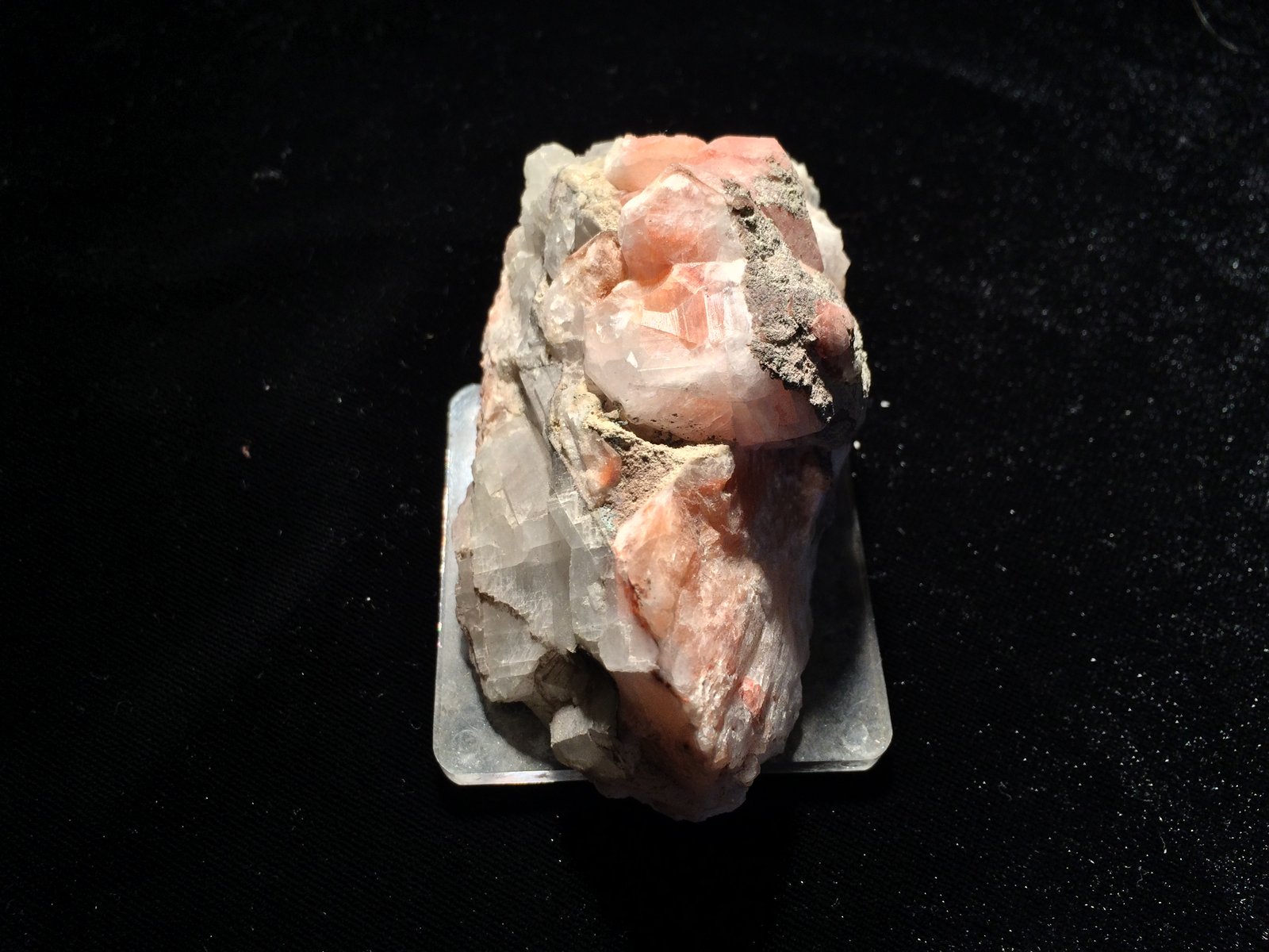 Analcime
80 mm x 45 mm x 35 mm
(Autor: Robert Seitz)