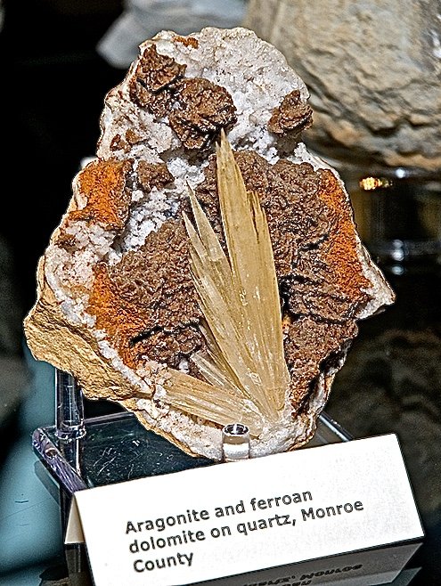 Aragonite and Dolomite (veriety ferroan dolomite) on Quartz
Aragonite is 7 cm max dimension
(Autor: Bob Harman)