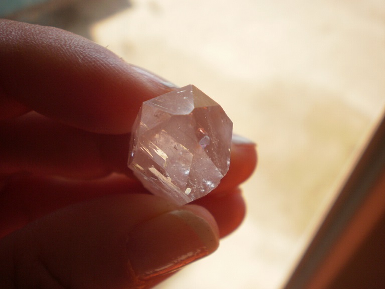 Quartz
2.5 cm tall x 1.6 cm wide
(Autor: Reelgoodwoman)