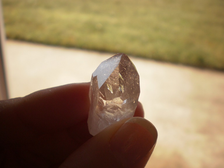 Quartz
2.5 cm tall x 1.6 cm wide
(Autor: Reelgoodwoman)