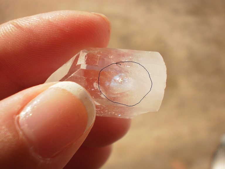 Quartz
2.5 cm tall x 1.6 cm wide
(Autor: Reelgoodwoman)