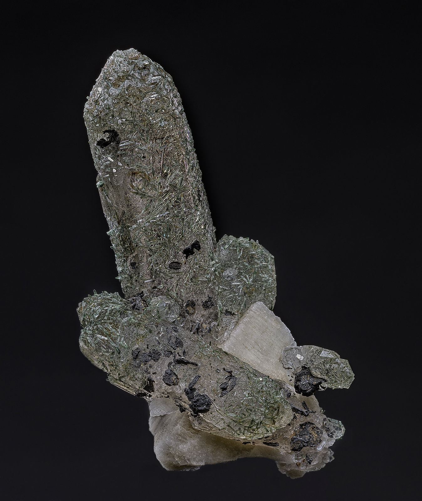Quartz, Aegirine, Feldspar
5.3 x 2.5 cm
(Autor: am mizunaka)