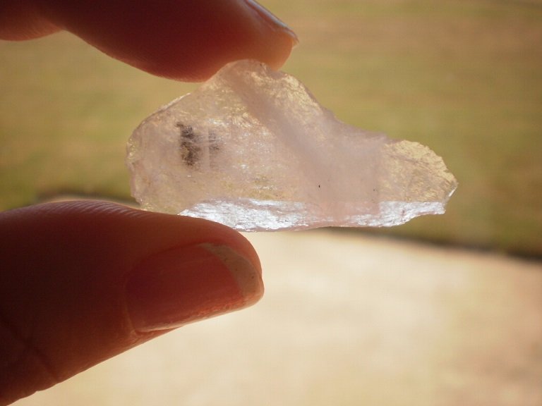Quartz
3.8 cm high x 1 cm wide and 0.6 cm deep
(Autor: Reelgoodwoman)