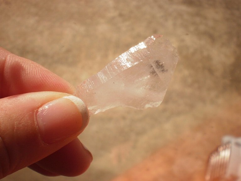 Quartz
3.8 cm high x 1 cm wide and 0.6 cm deep
(Autor: Reelgoodwoman)
