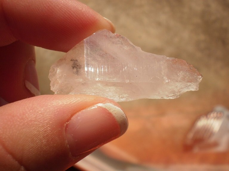 Quartz
3.8 cm high x 1 cm wide and 0.6 cm deep
(Autor: Reelgoodwoman)