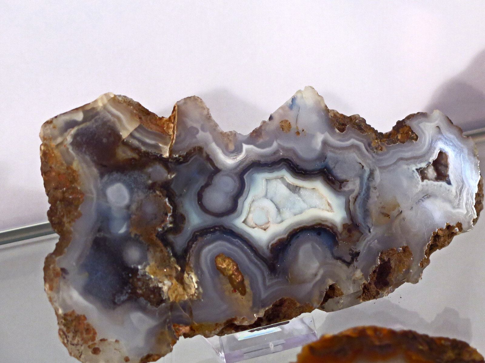 Quartz (var. agate)
H:6 cm x L 10 cm x W 3 cm
(Autor: Adrian Pripoae)