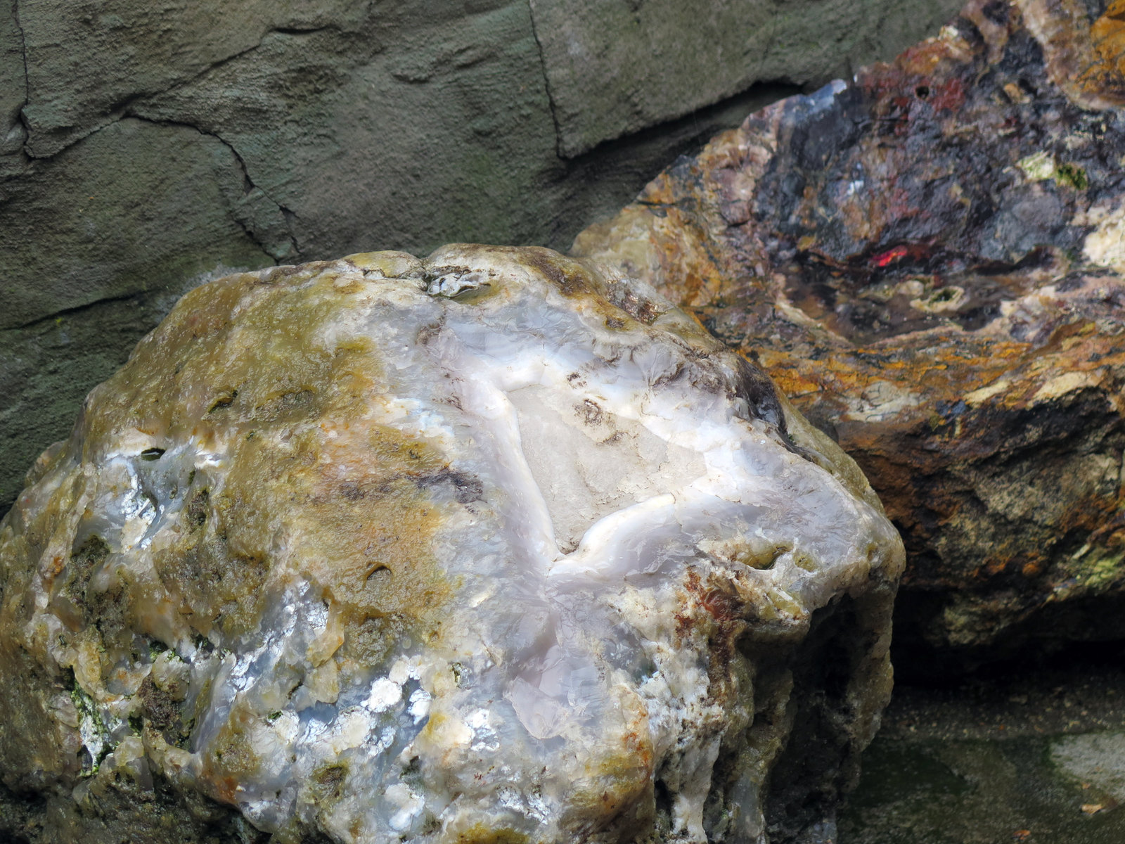 Quartz (var. agate)
Boulder 50-60 cm radius
(Autor: Adrian Pripoae)