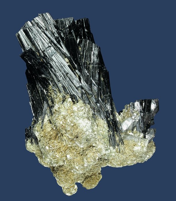 Schorl with Muscovite and Quartz
65 x 47 x 34 mm
(Autor: GneissWare)