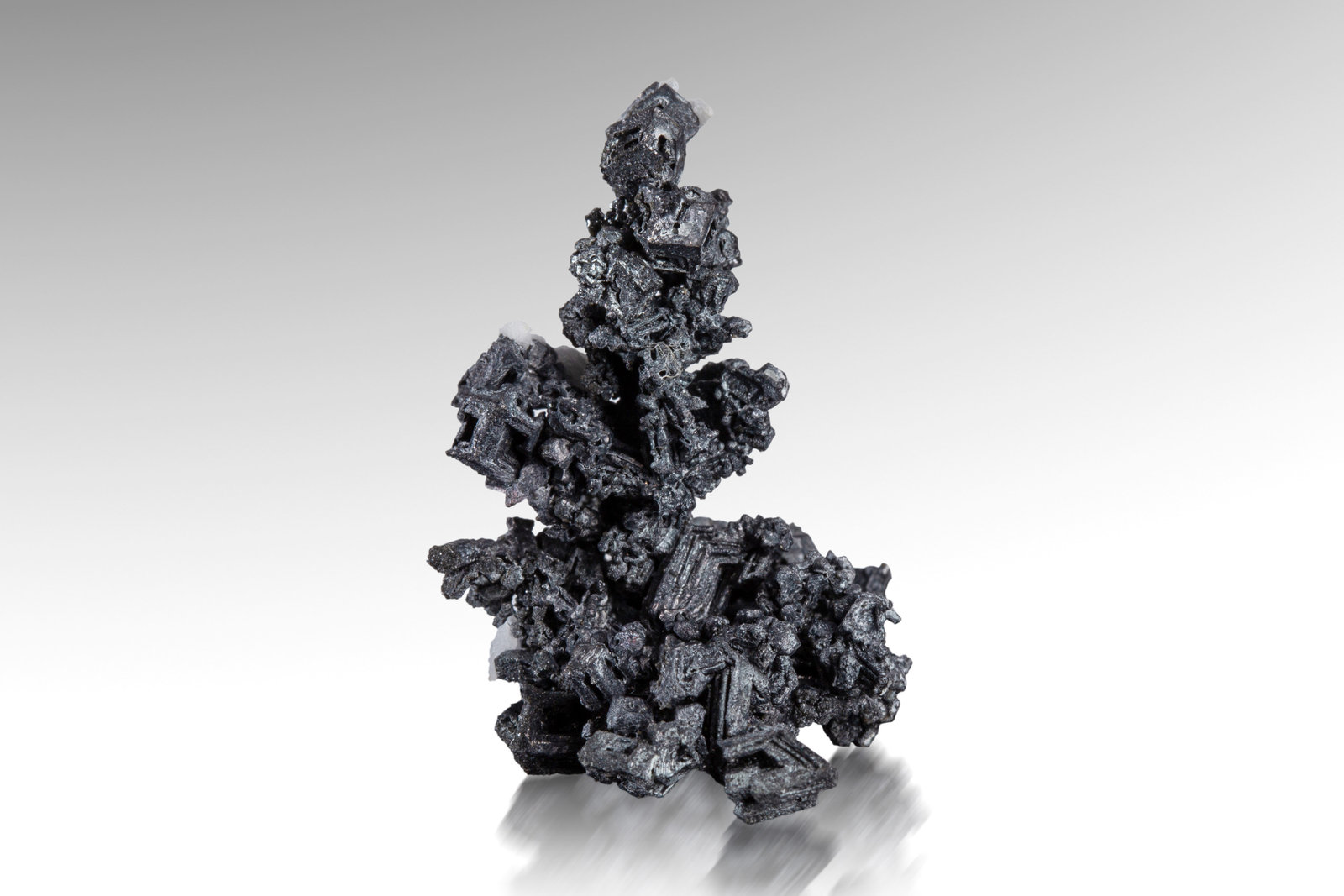 Aguilarite
3 x 2 x 3 cm / main crystal: 1.0 cm
(Autor: MIM Museum)