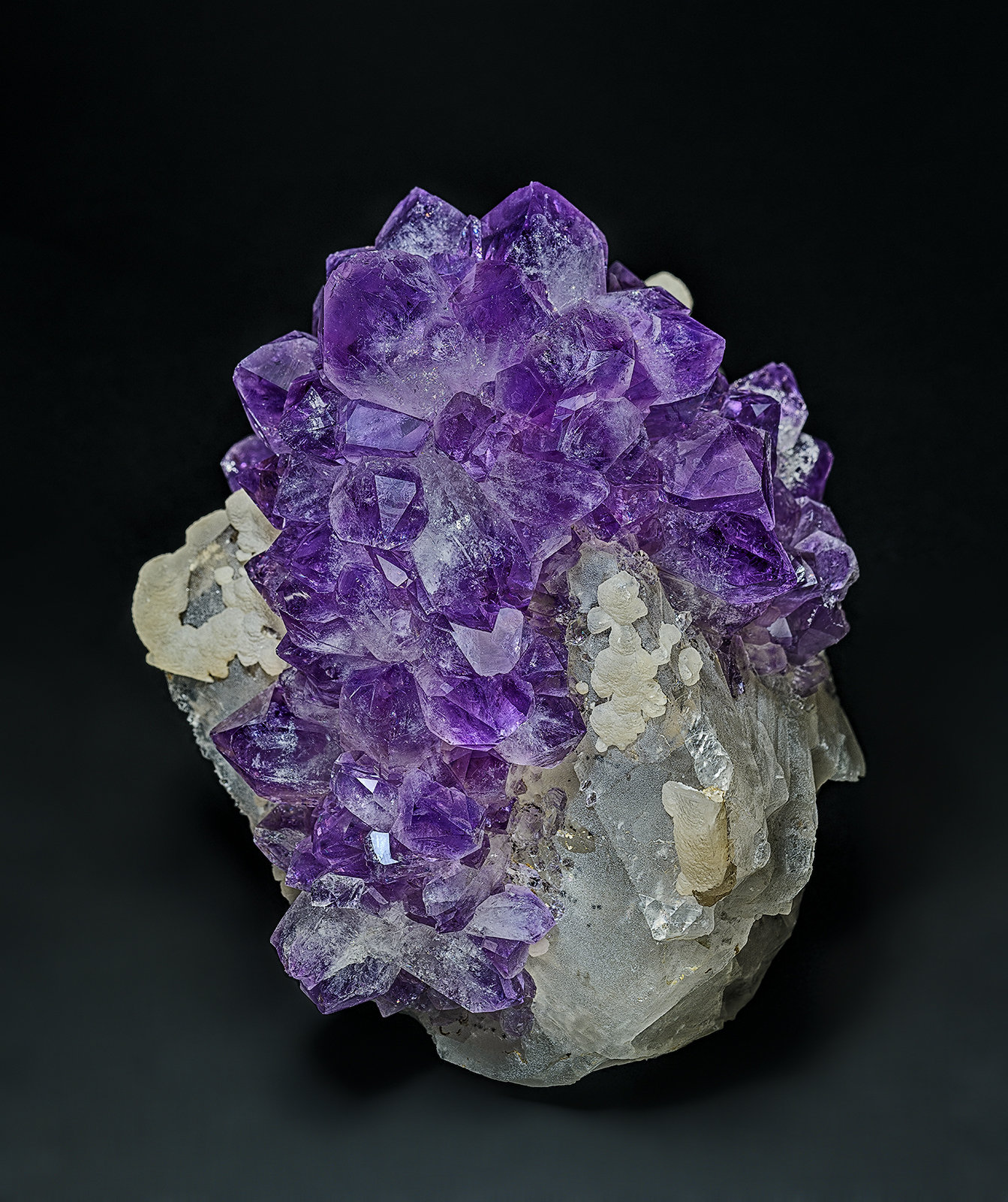 Quartz (variety amethyst), Calcite
9.7 x 7.5 cm
(Autor: am mizunaka)