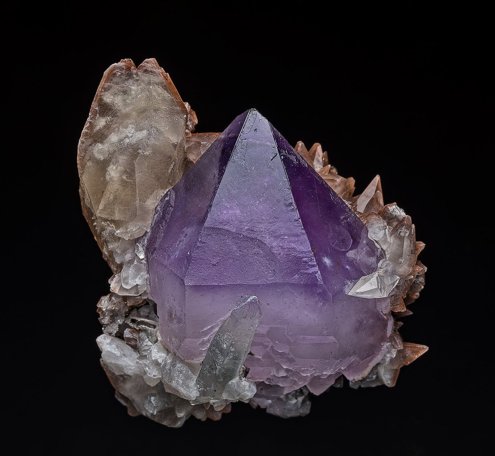 Quartz (variety amethyst), Calcite
4.8 x 4.5 cm
(Autor: am mizunaka)