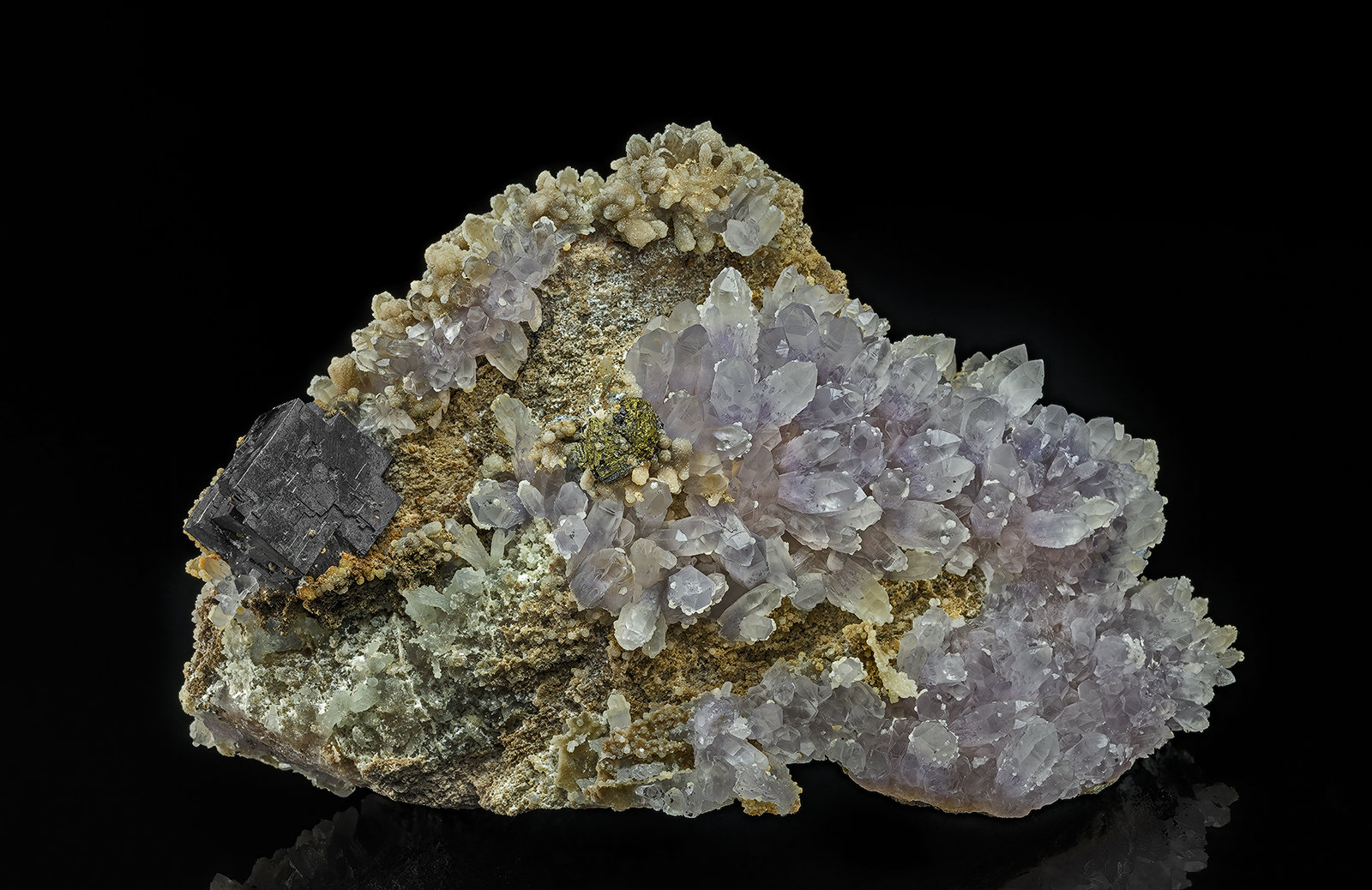 Quartz (variety amethyst), Galena, Chalcopyrite
14.0 x 7.5 cm
(Autor: am mizunaka)