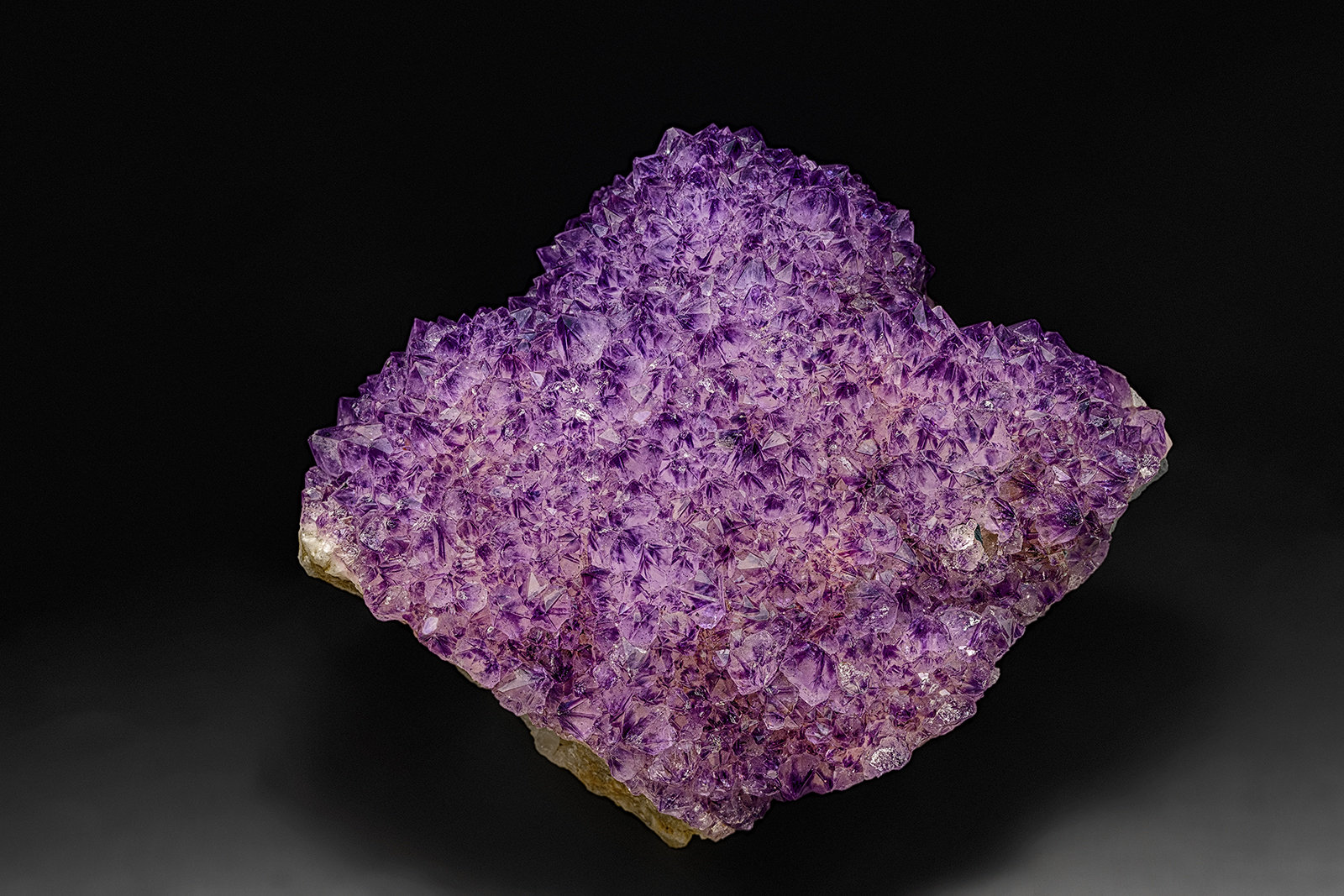 Quartz (variety amethyst)
10.4 x 10.2 cm
(Autor: am mizunaka)