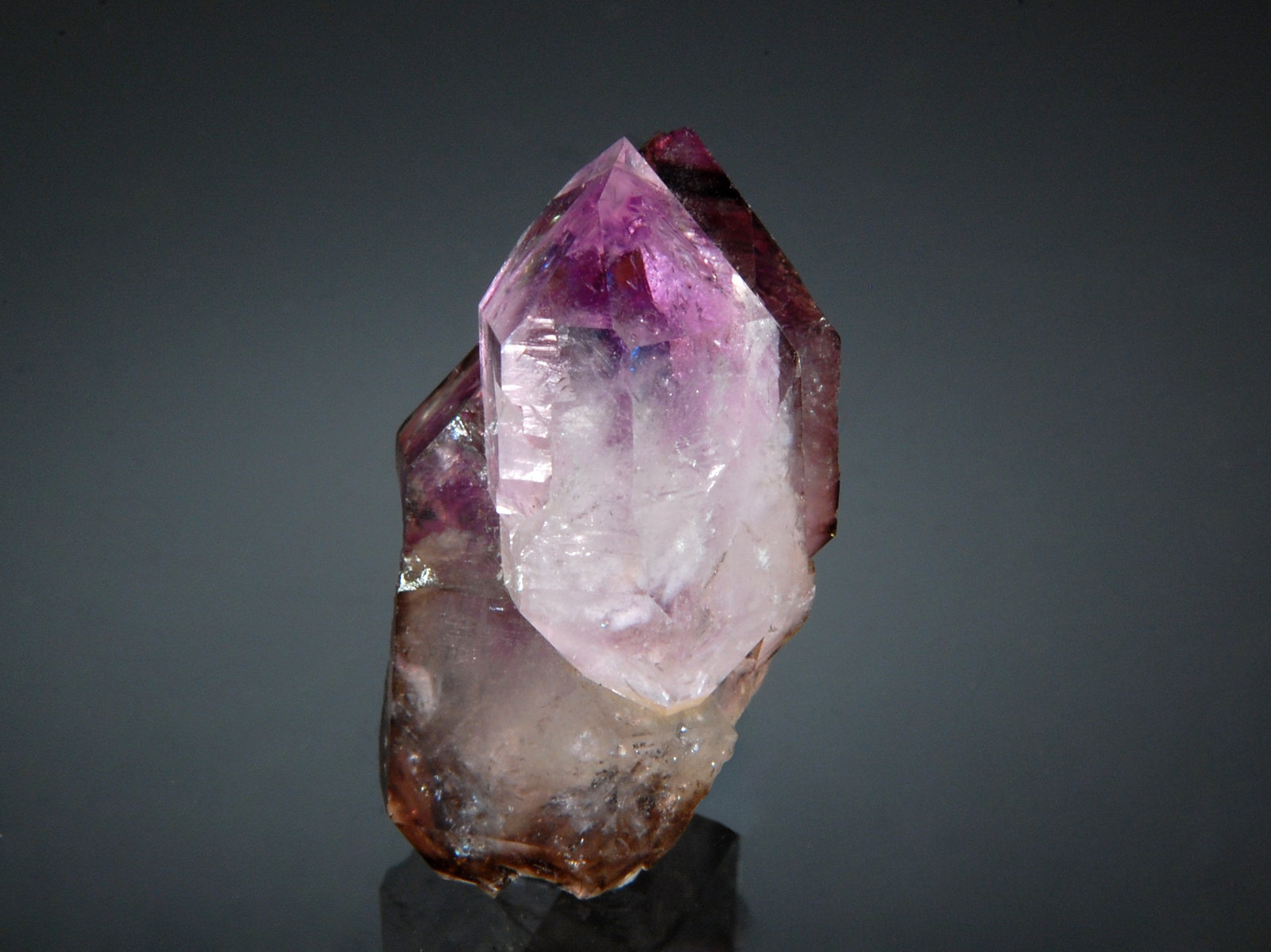 Quartz (variety amethyst/smoky quartz)
1.7 x 2.5 cm
(Autor: Michael Shaw)