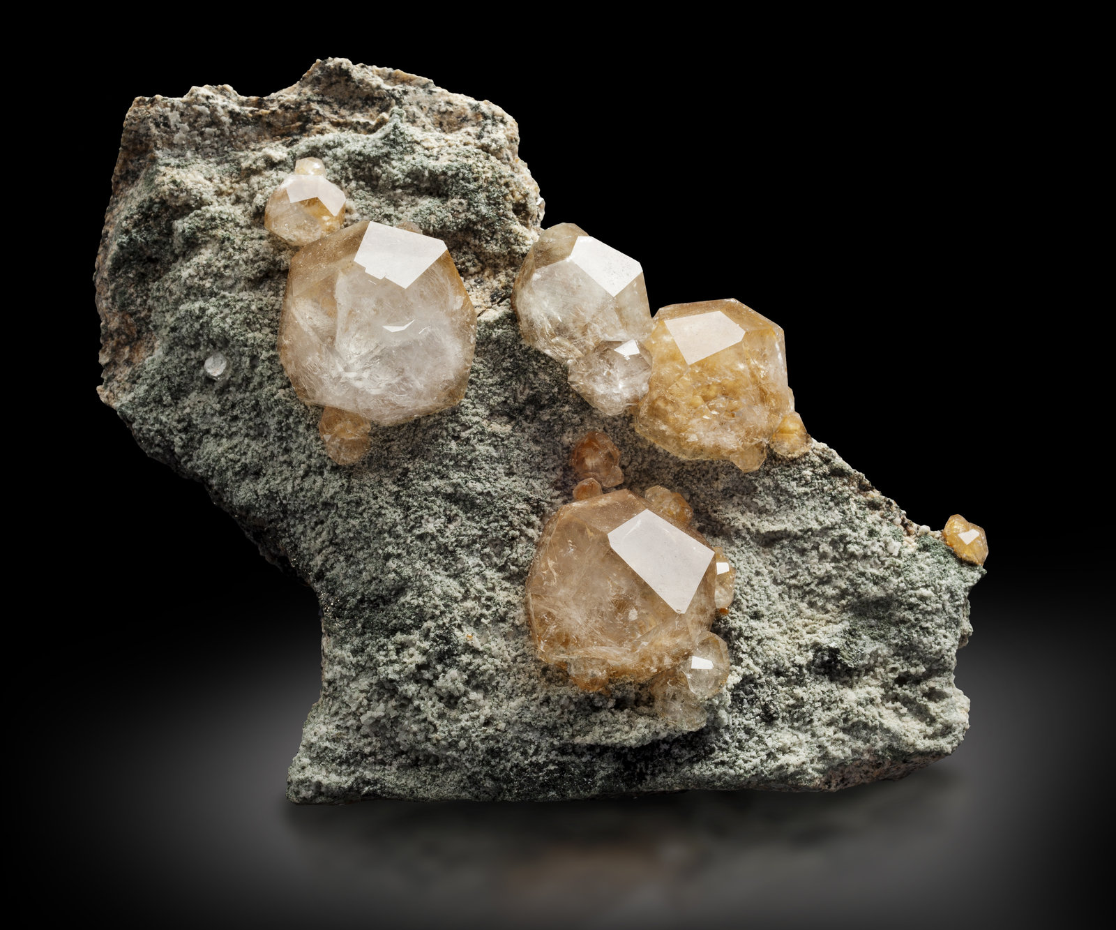 Analcime
12.5 x 6 x 11 cm / main crystal: 3.2 cm
(Autor: MIM Museum)