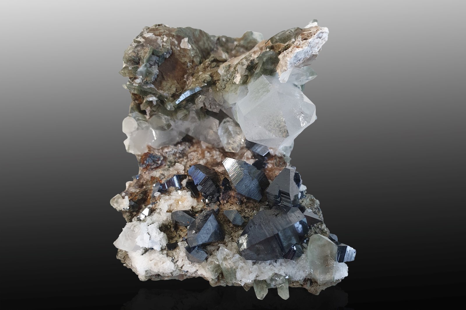 Anatase with Quartz
7 x 6.5 x 8.5 cm / main crystal: 1.7 cm.
(Autor: MIM Museum)