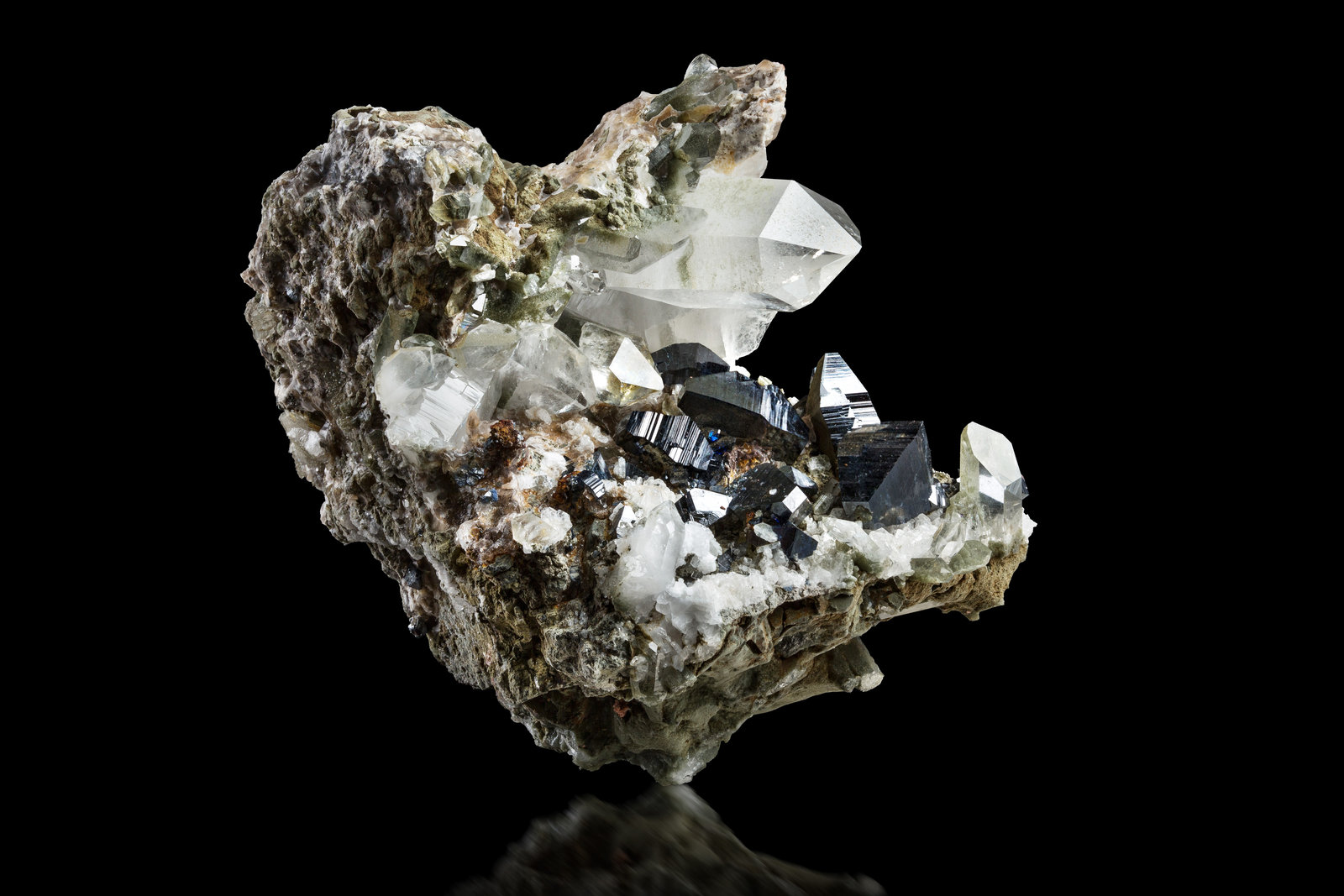 Anatase with Quartz
7 x 6.5 x 8.5 cm / main crystal: 1.7 cm.
(Autor: MIM Museum)