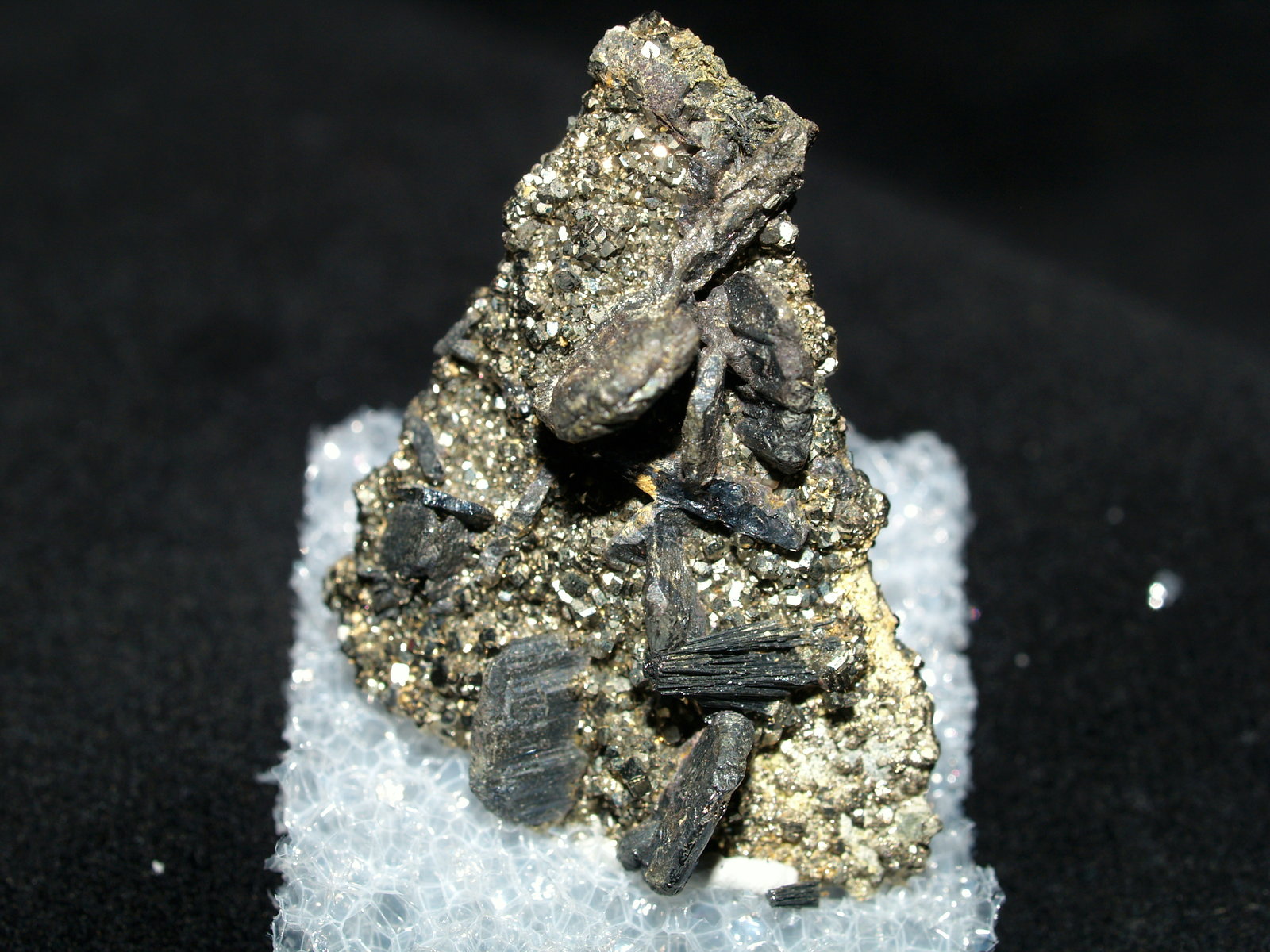 Andorite with Zinkenite on Pyrite
4x2.5x1 cm
(Autor: Joseph DOliveira)