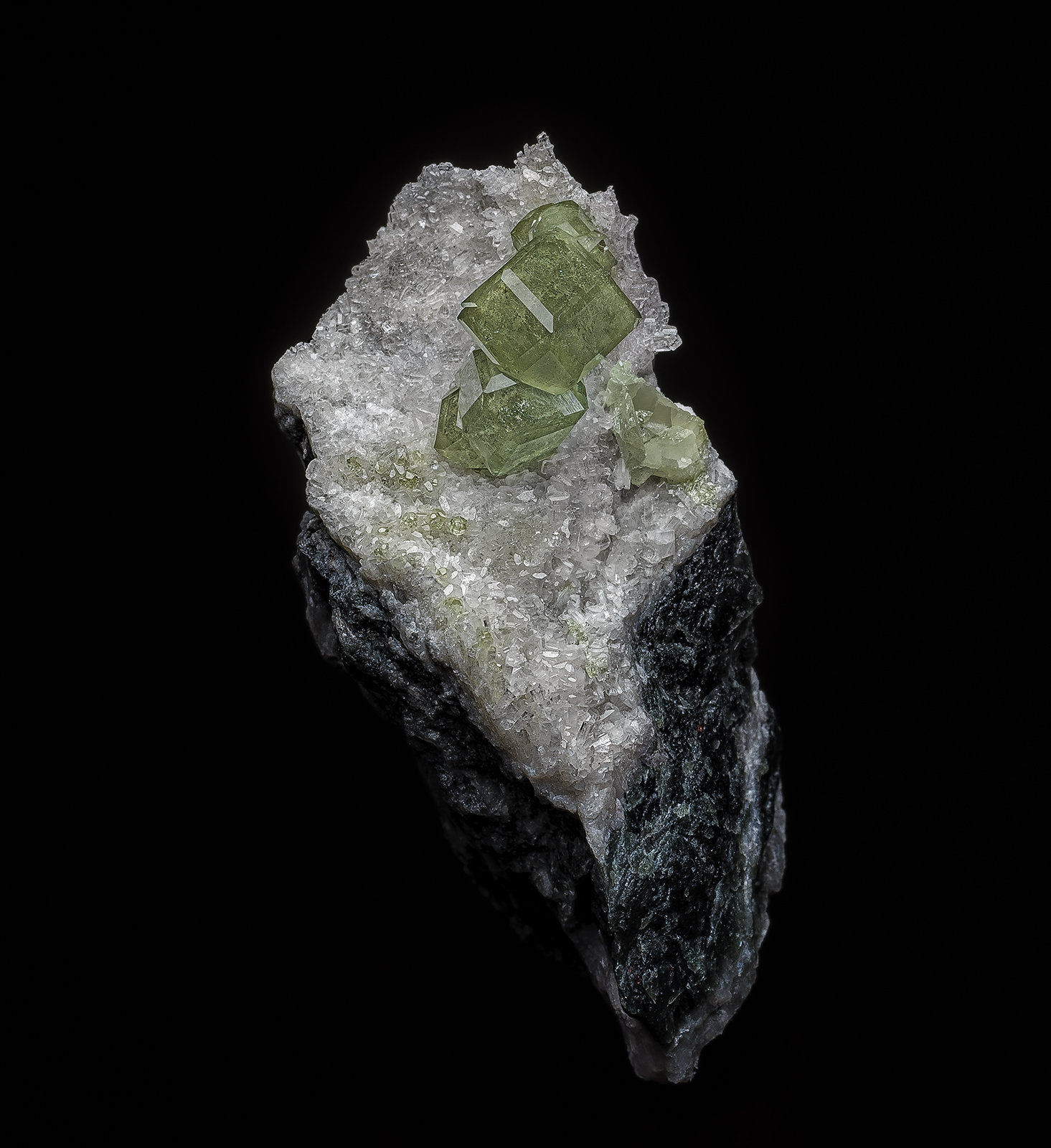 Andradite, Pectolite
3.8 x 1.7 x 1.7 cm
(Autor: am mizunaka)