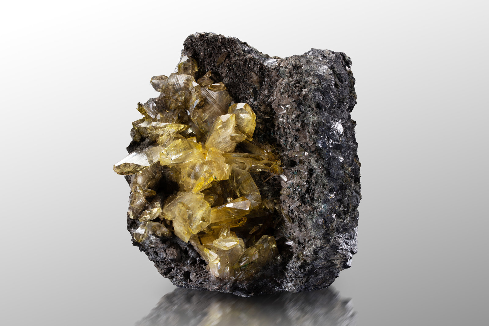 Anglesite
13.5 x 13.5 x 9 cm / main crystal: 3.2 cm
(Autor: MIM Museum)