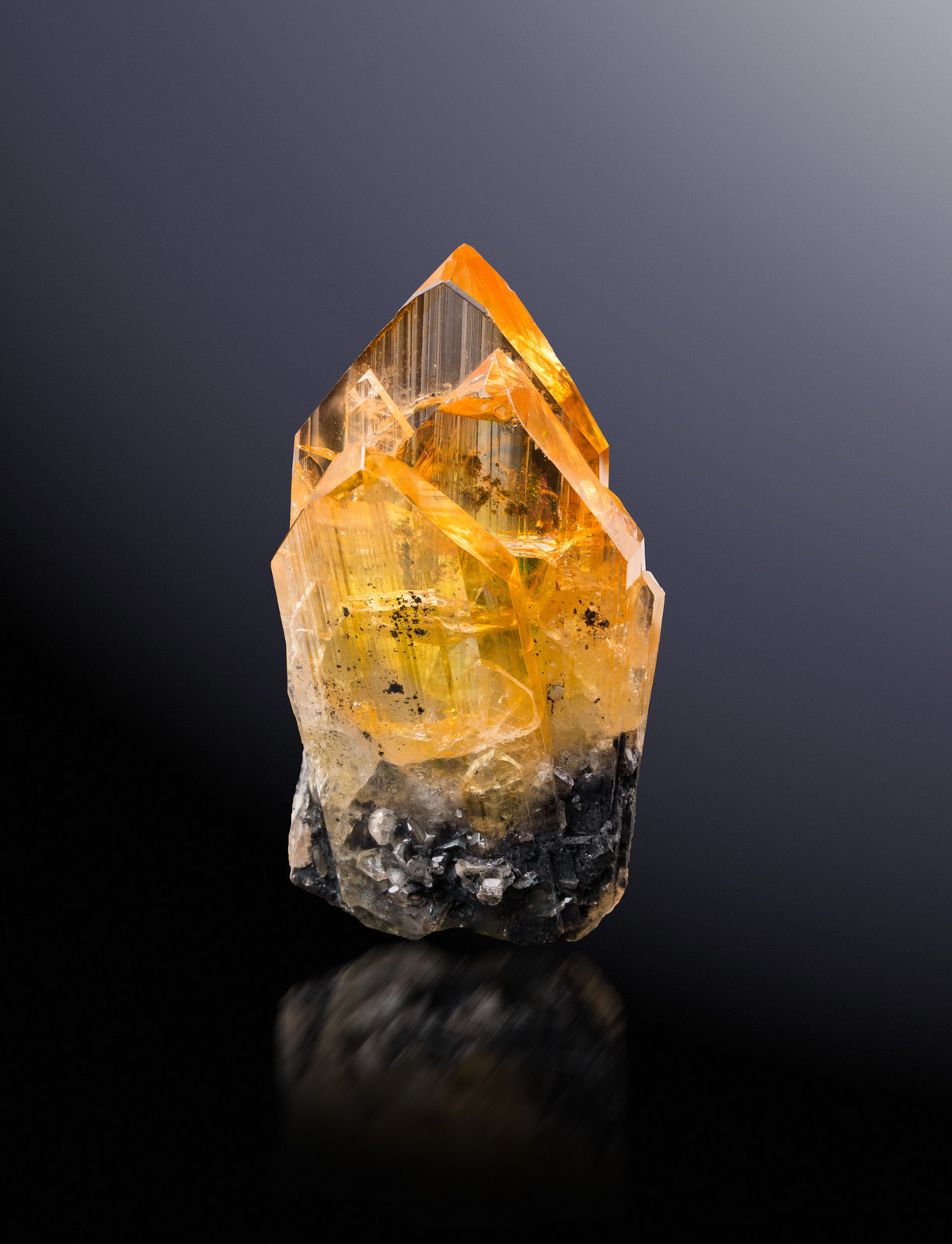Anglesite
4 x 2.5 x 7.5 cm / main crystal: 7.4 cm
(Autor: MIM Museum)