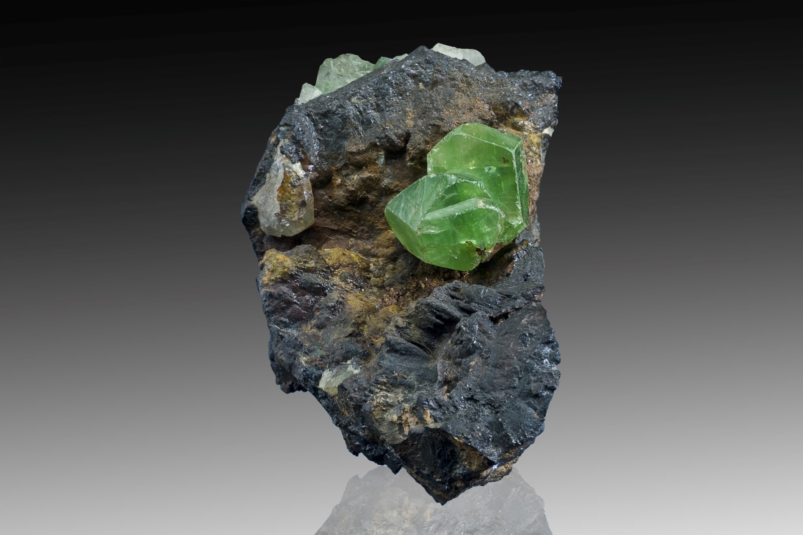 Anglesite on Galena
6.5 x 5 x 3 cm / main crystal: 1.6 cm
(Autor: MIM Museum)