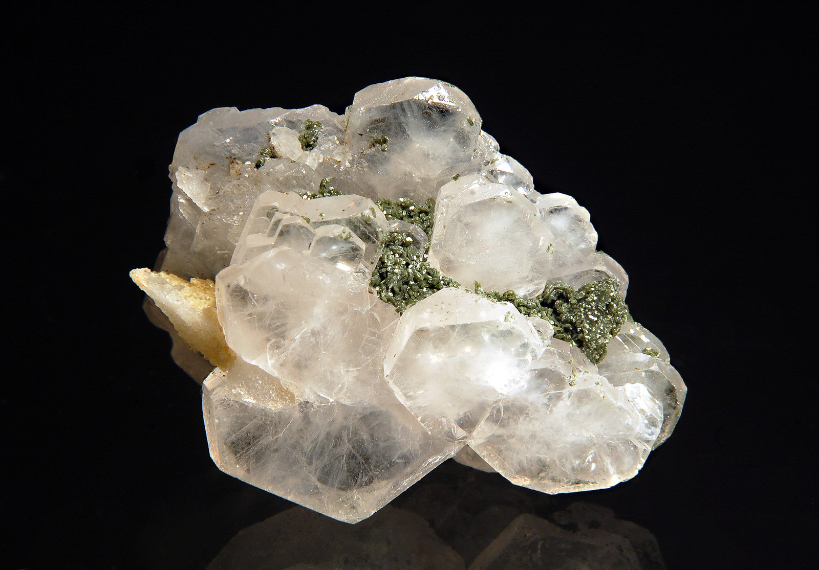 Fluorapatite (Apatite Group)
2.7 x 3.7 cm
(Autor: Michael Shaw)